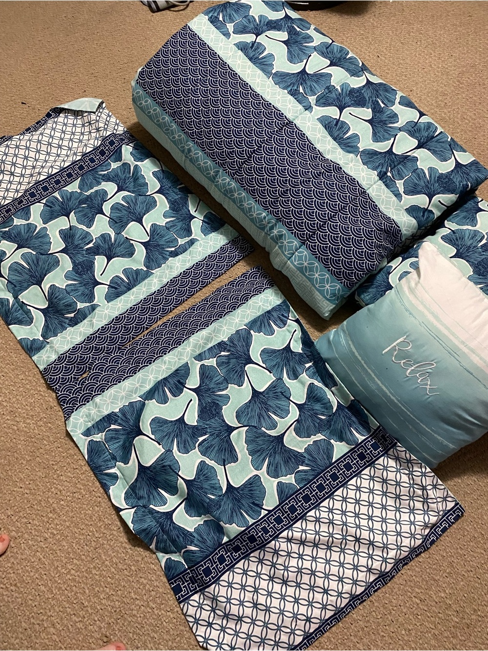 Blue Floral Pattern queen comforter w/ 2 matching shams & 2 match decor pillows - Picture 7 of 15